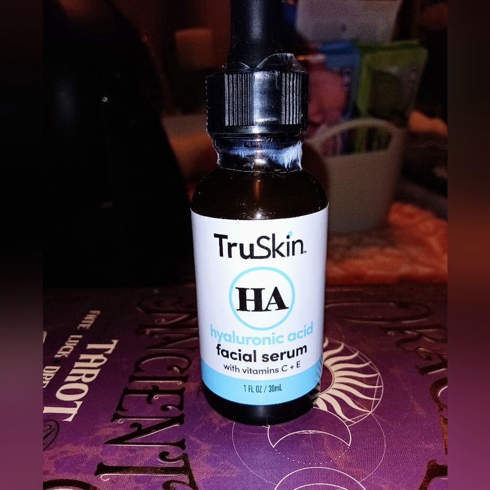 Skin Hyaluronic Acid Facial Serum - Black and White